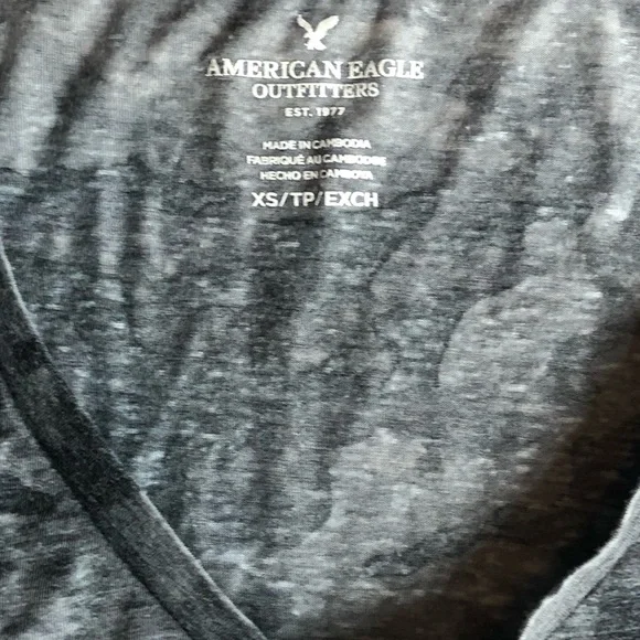 AEO Camo V Neck Hi Low Tee • XS - Picture 6 of 7